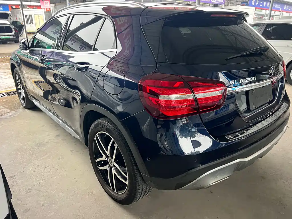 MERCEDES-BENZ GLA