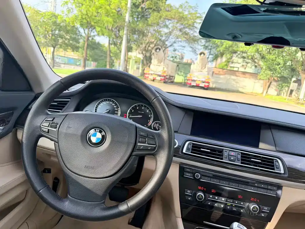 BMW 7 Series — миниатюра 9