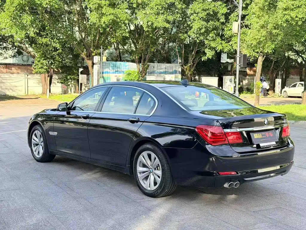 BMW 7 Series — миниатюра 13
