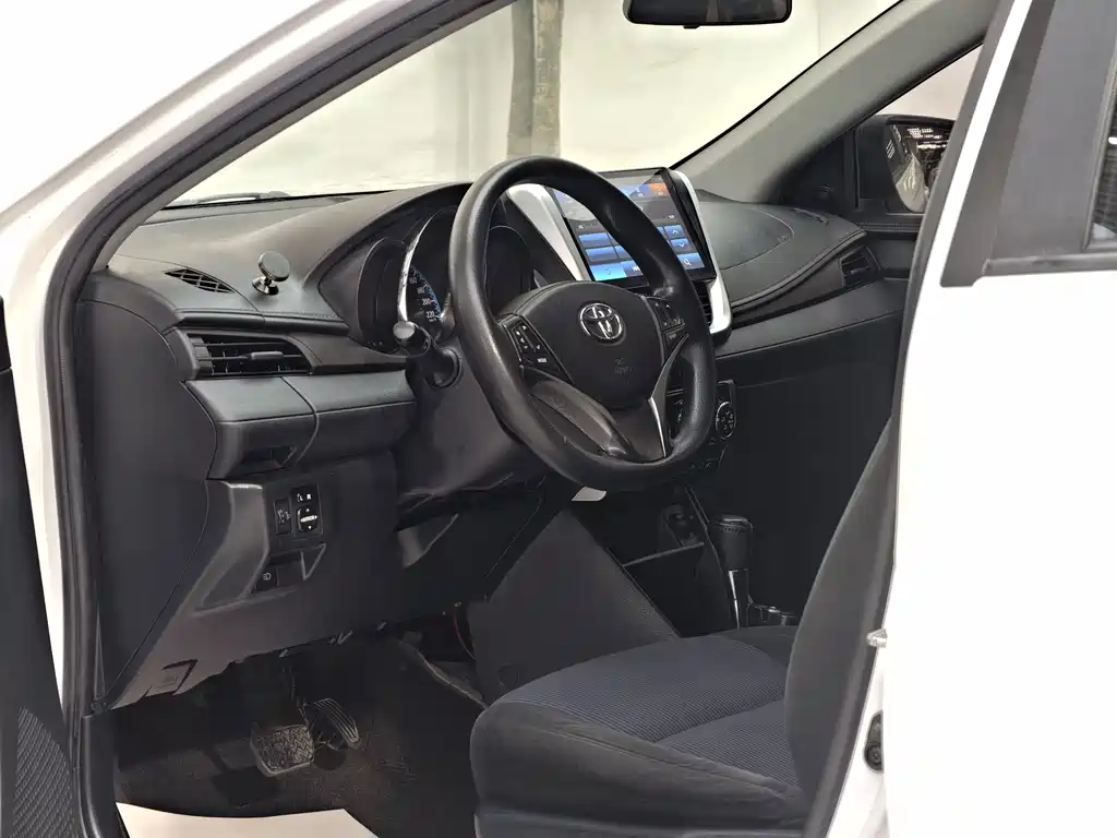 Toyota Yaris L — миниатюра 23