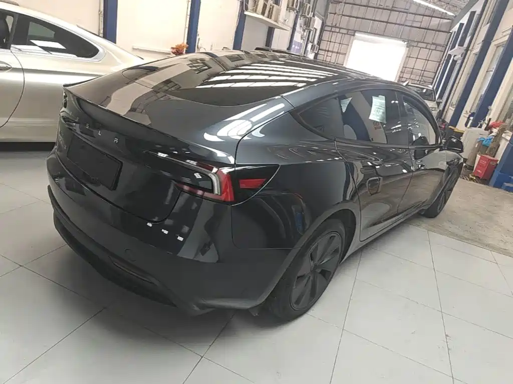 Tesla Model 3 — миниатюра 7