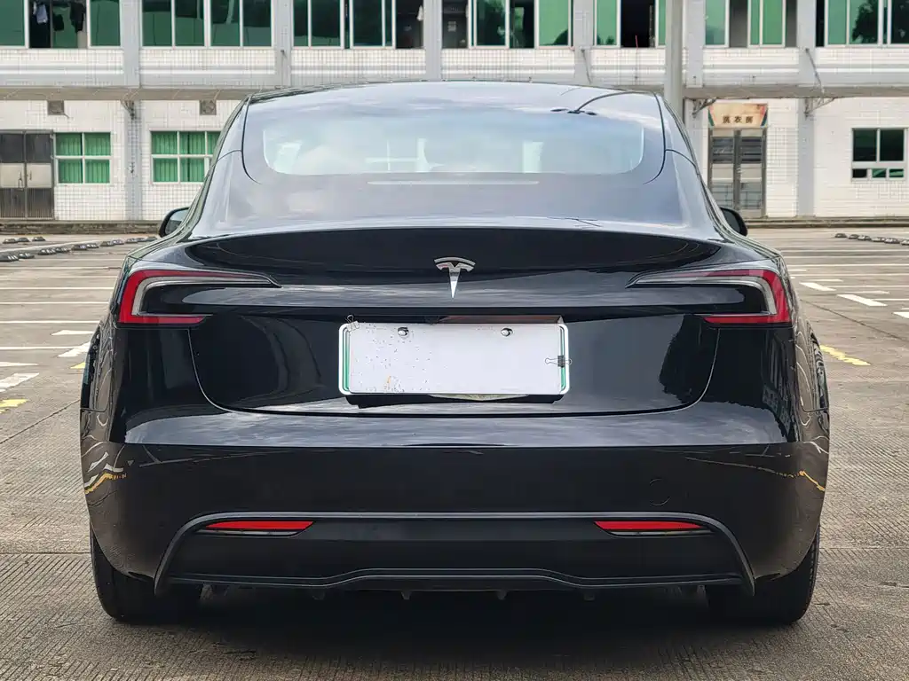 Tesla Model 3 — миниатюра 15