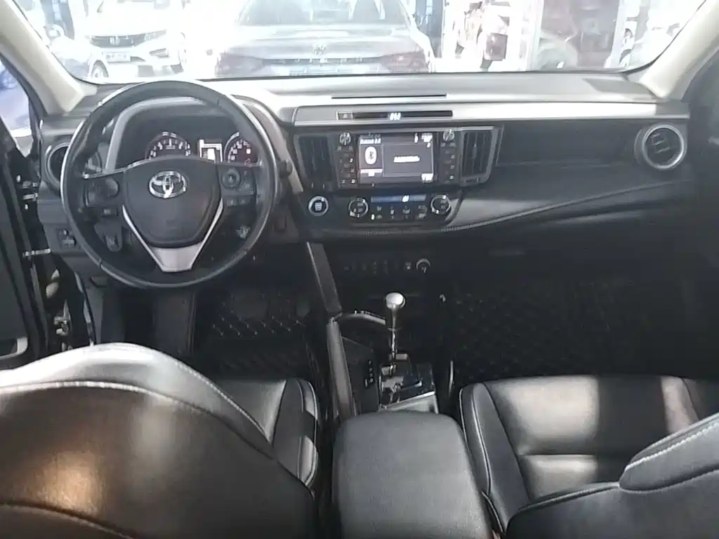 Toyota RAV4 — миниатюра 10