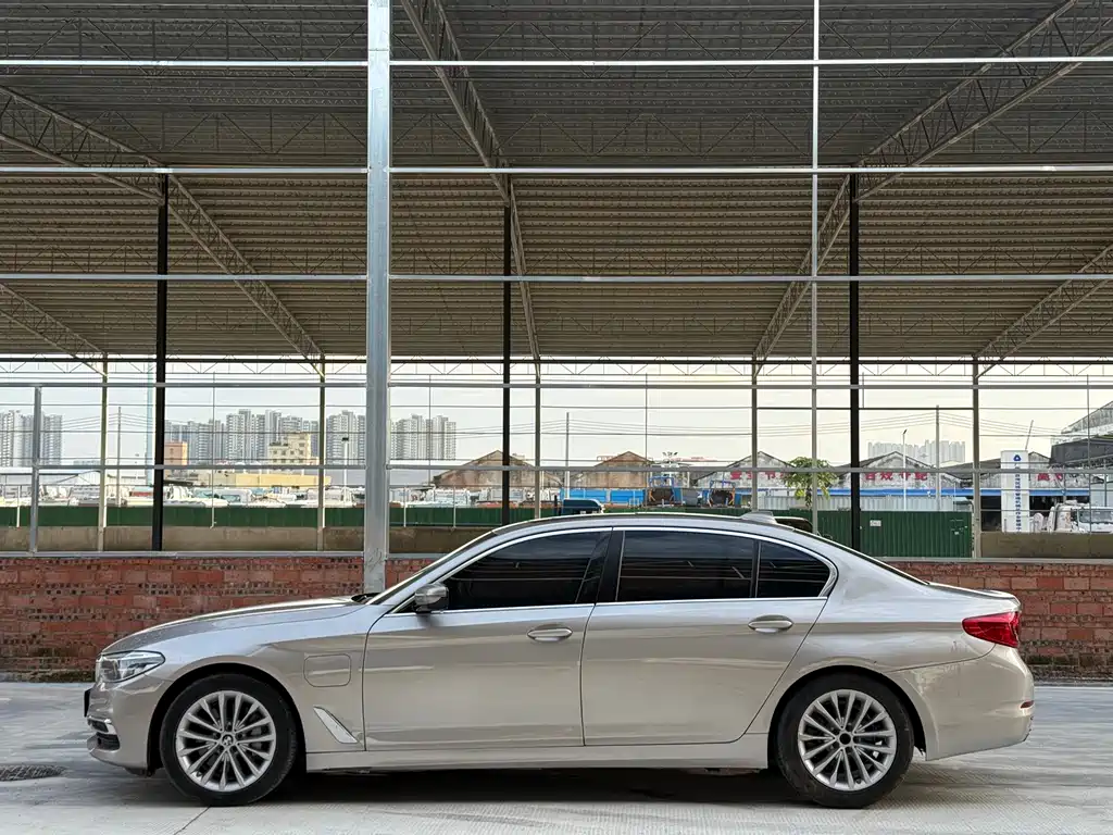 BMW 5 Series New Energy — миниатюра 7