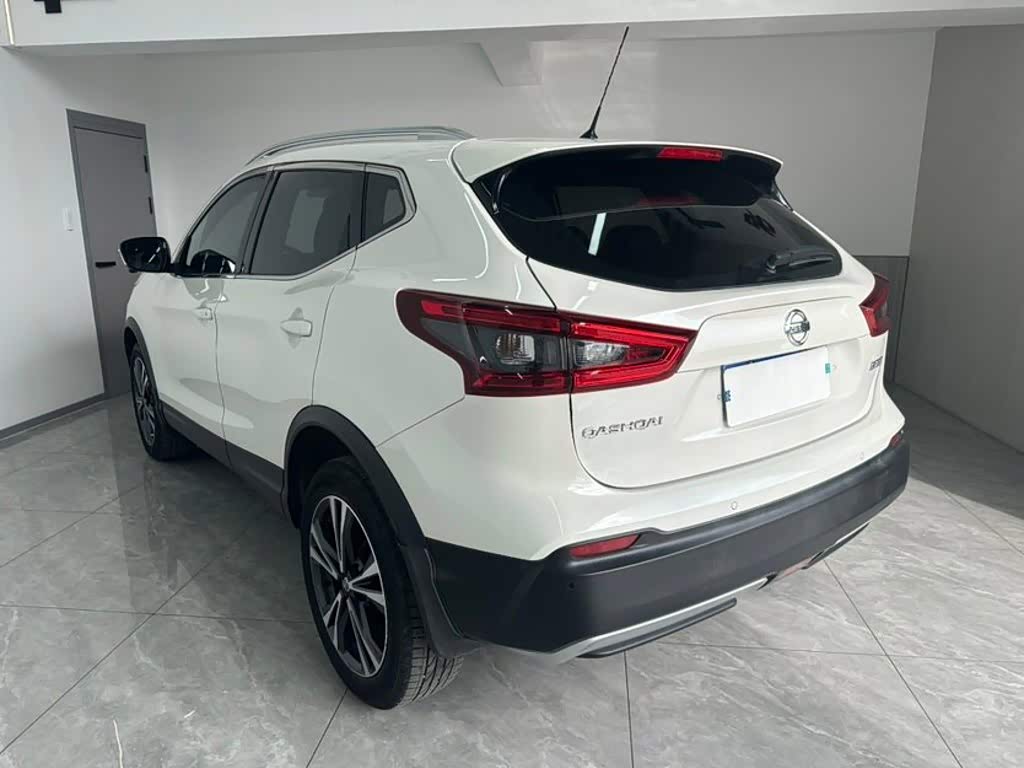 Nissan Qashqai 2.0 л 2022 г. Белый, пробег 28000 км