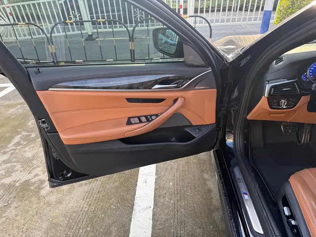 BMW 5 Series — миниатюра 4