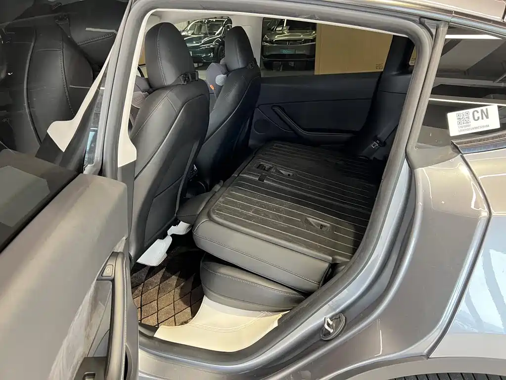 Tesla Model Y — миниатюра 11