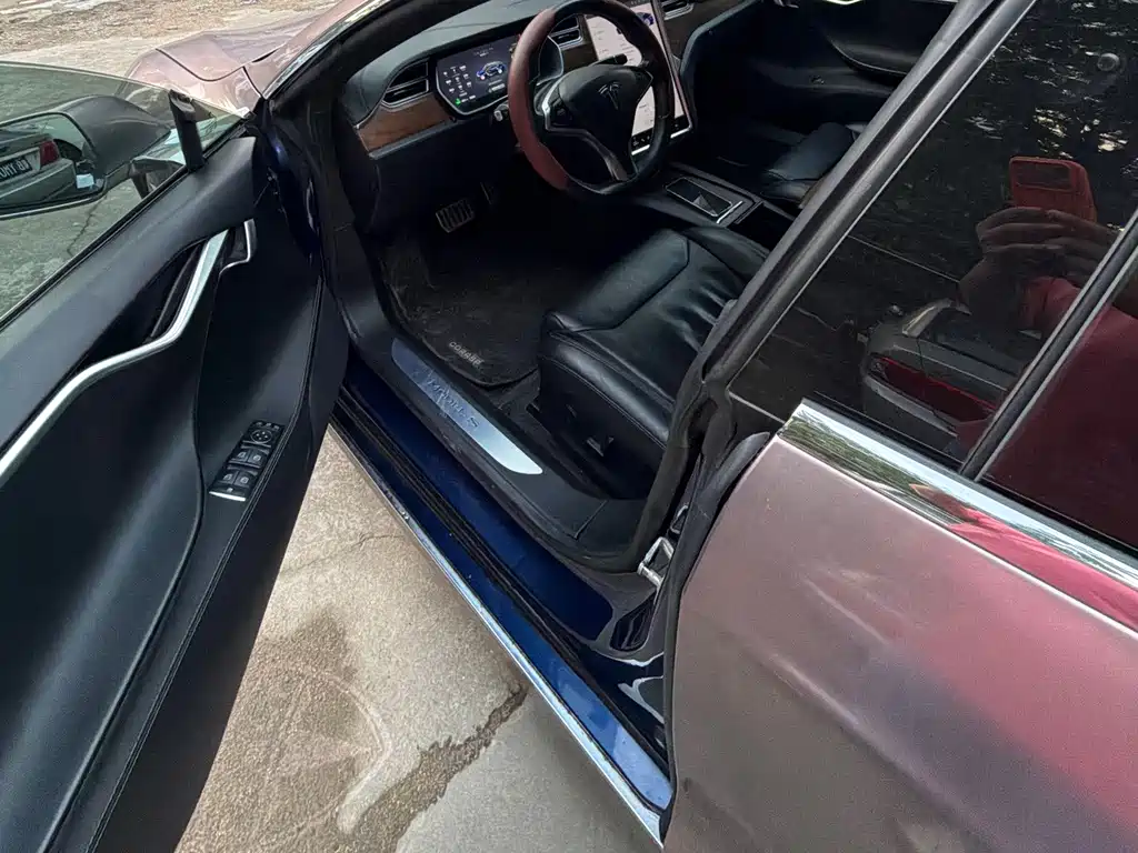 Tesla Model X — миниатюра 8