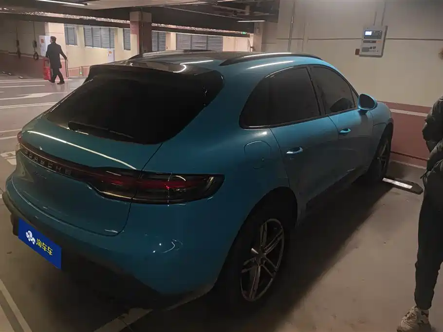 PORSCHE MACAN