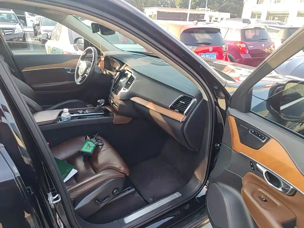 Volvo XC90 — миниатюра 9