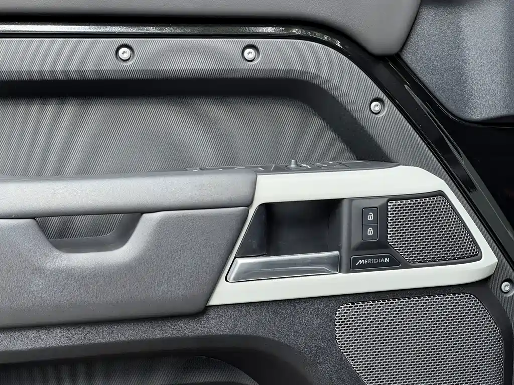 Land Rover Defender — миниатюра 8