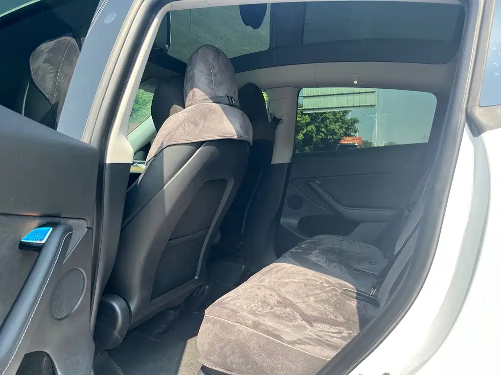 Tesla Model Y — миниатюра 9