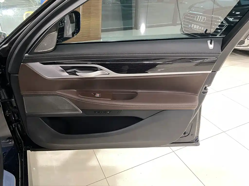 BMW 7 Series — миниатюра 15