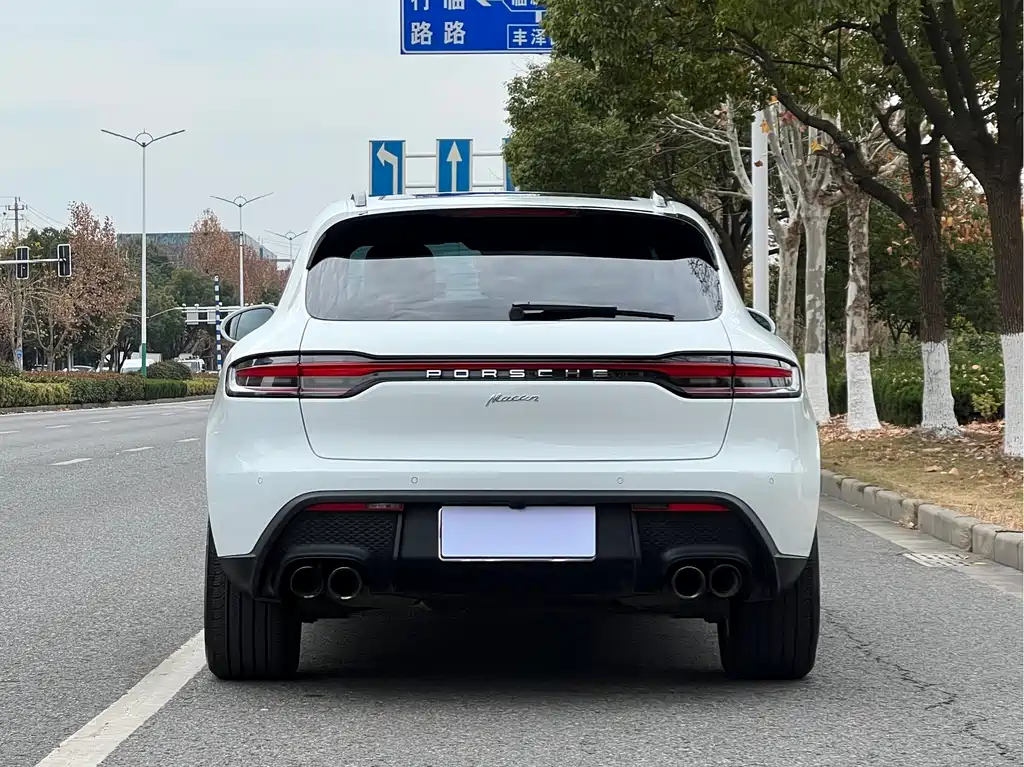PORSCHE MACAN