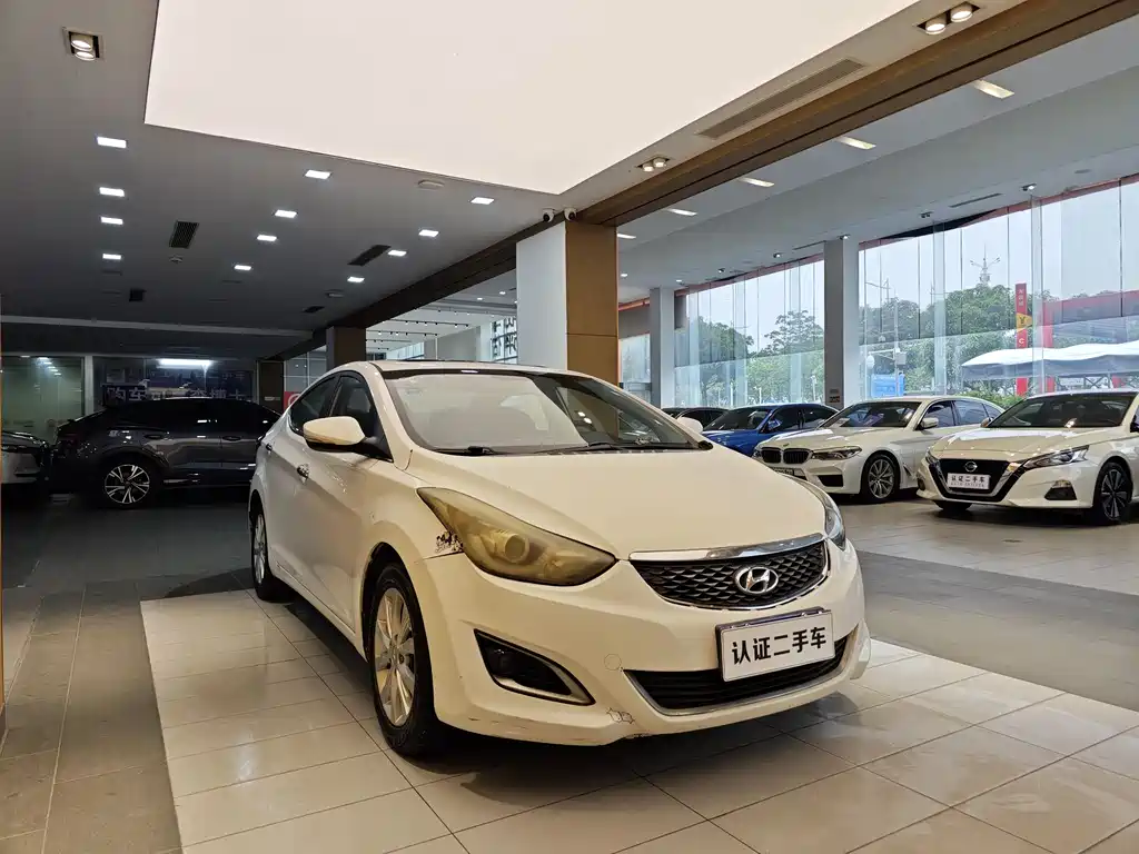 Hyundai Elantra 2016 1.6L AT Luxury