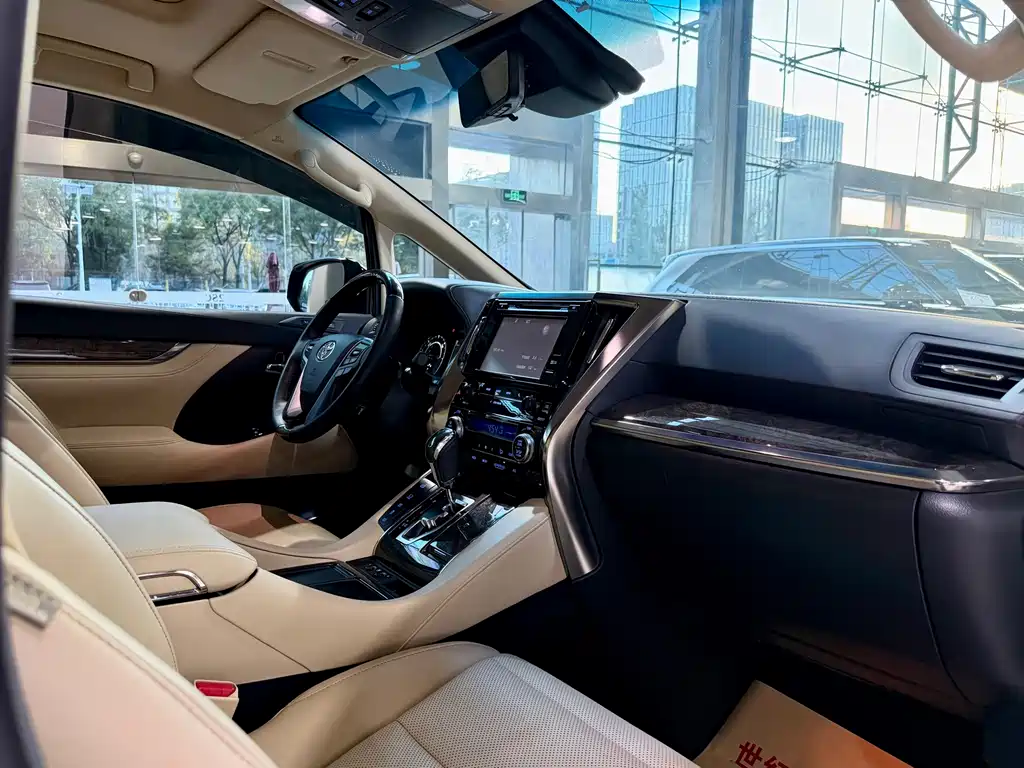 Toyota Alphard — миниатюра 15