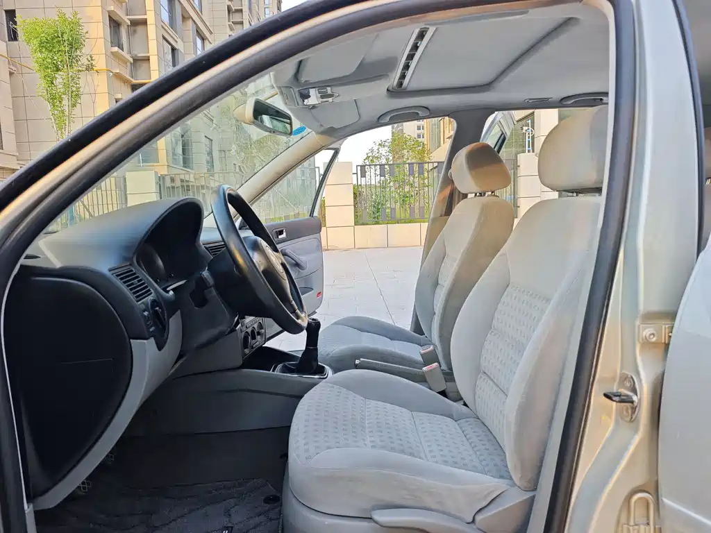 Volkswagen Golf 2004 1.6 MT Comfort