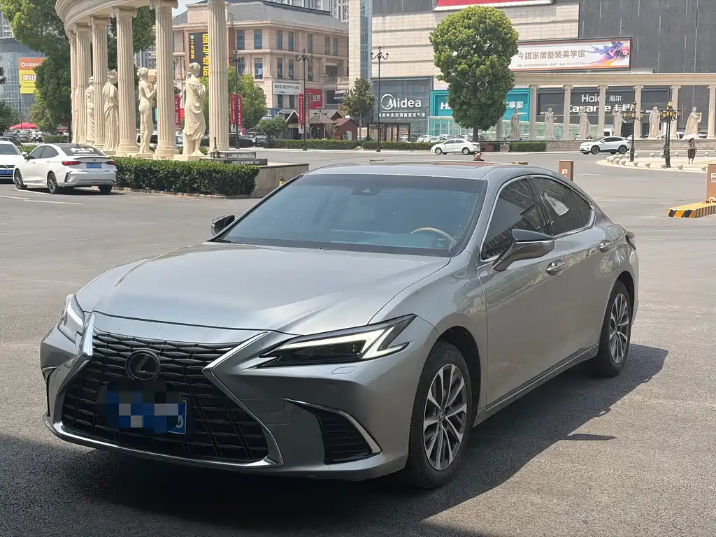 Lexus ES 2025