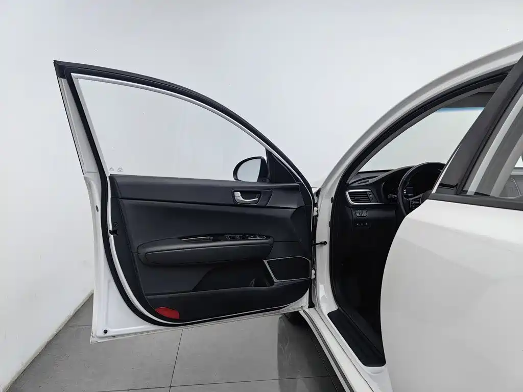 Kia K5 — миниатюра 8