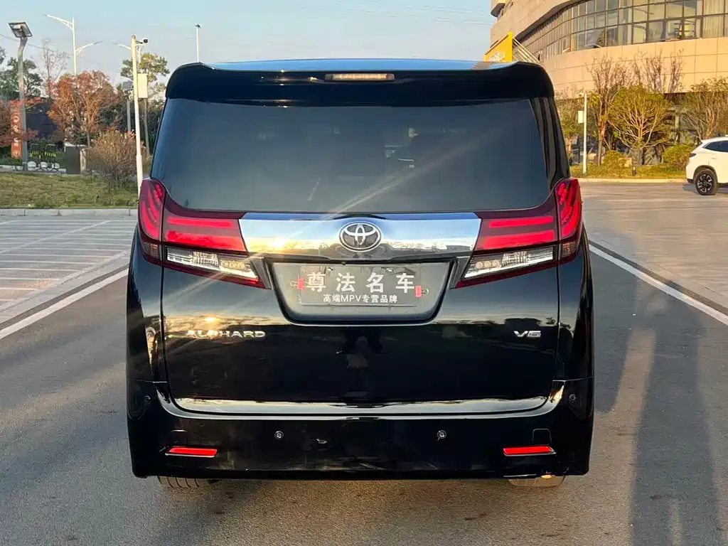 Toyota Alphard — миниатюра 4