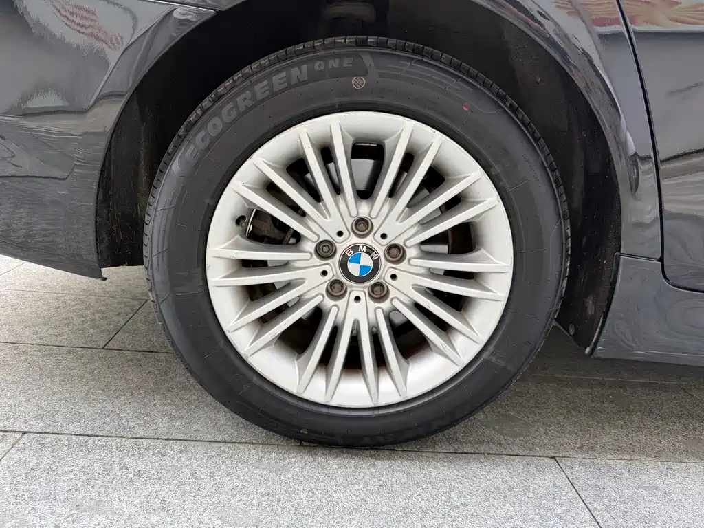 BMW 5 Series — миниатюра 12
