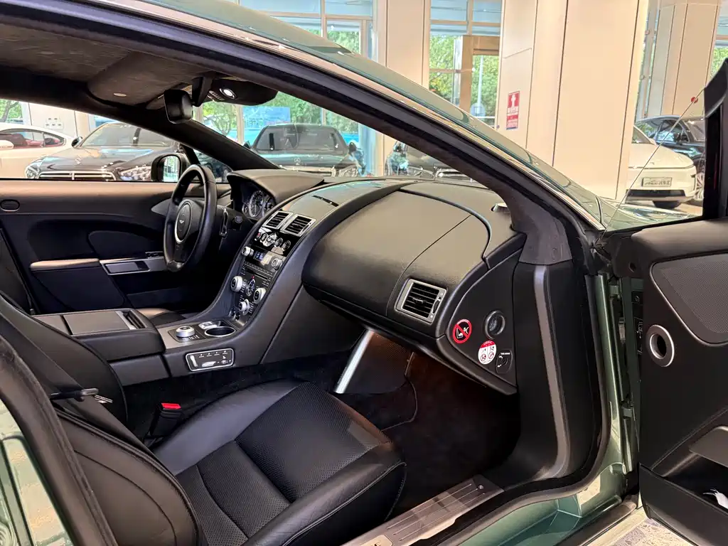 Aston Martin Rapide — миниатюра 10