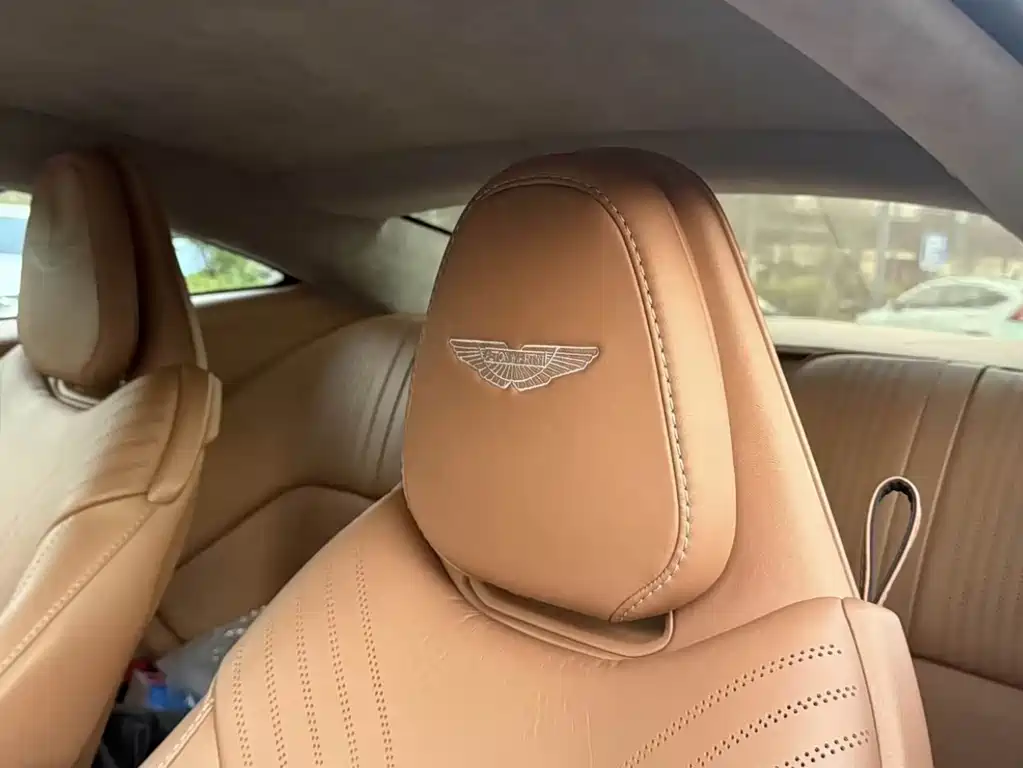 Aston Martin DB11 — миниатюра 5