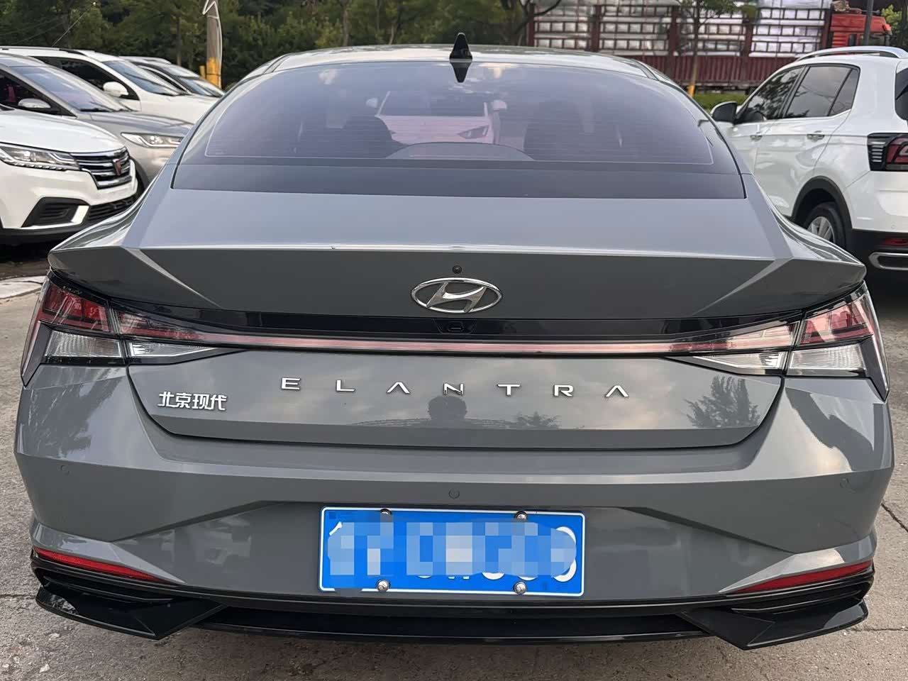 Hyundai Elantra 1.5 л 2023 г. Серебристо-серый, пробег 35000 км