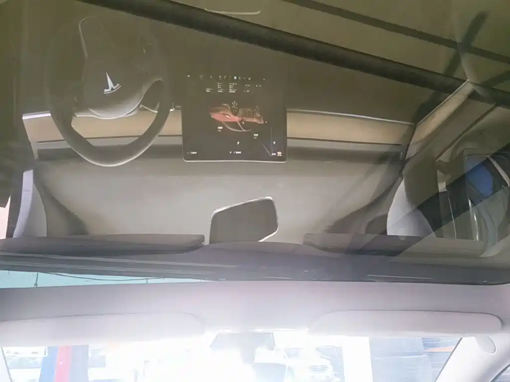 Tesla Model Y — миниатюра 18