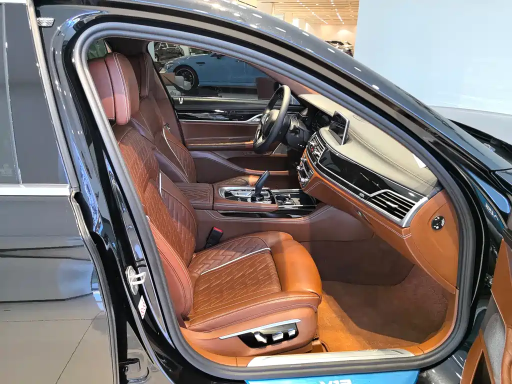 BMW 7 Series — миниатюра 13