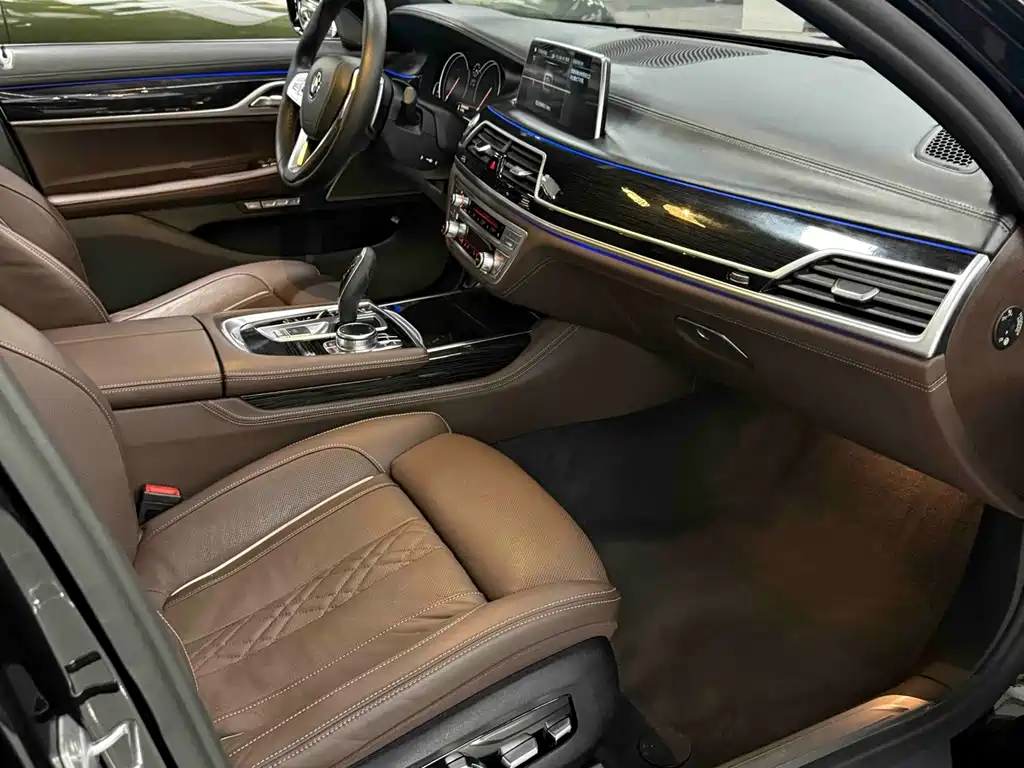 BMW 7 Series — миниатюра 14
