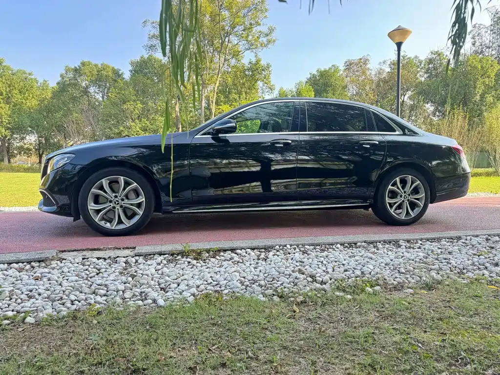 Mercedes-Benz E-Class — миниатюра 8