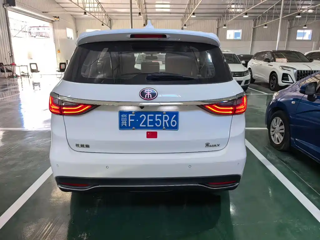 BYD MAX — миниатюра 8
