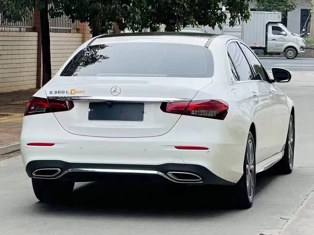 Mercedes-Benz E-Class — миниатюра 9