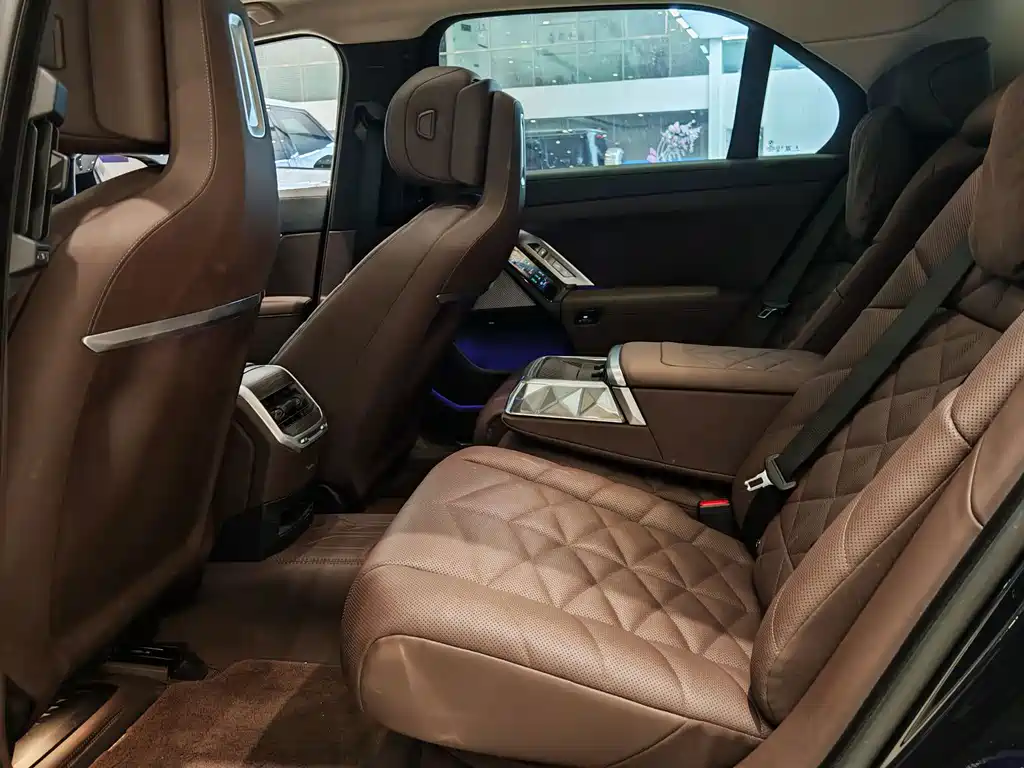 BMW 7 Series — миниатюра 8