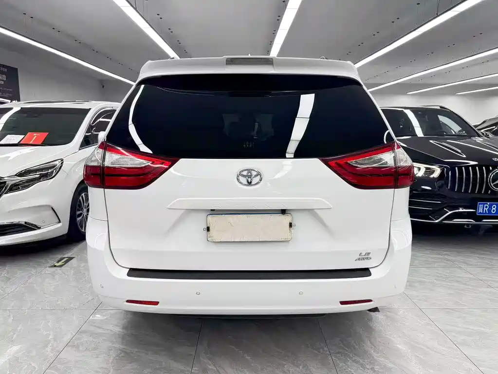 Toyota Sienna — миниатюра 5