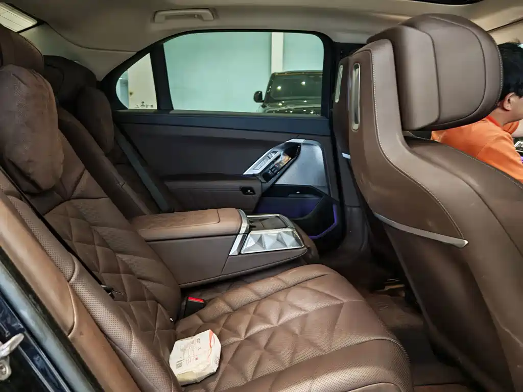 BMW 7 Series — миниатюра 7