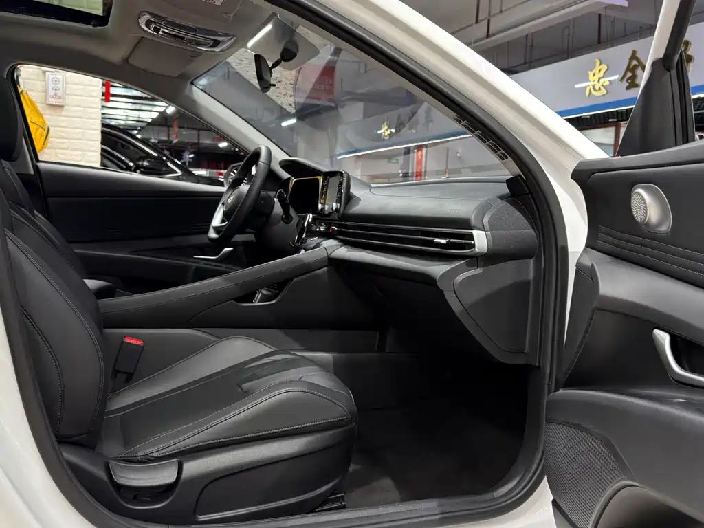 Hyundai Elantra — миниатюра 21