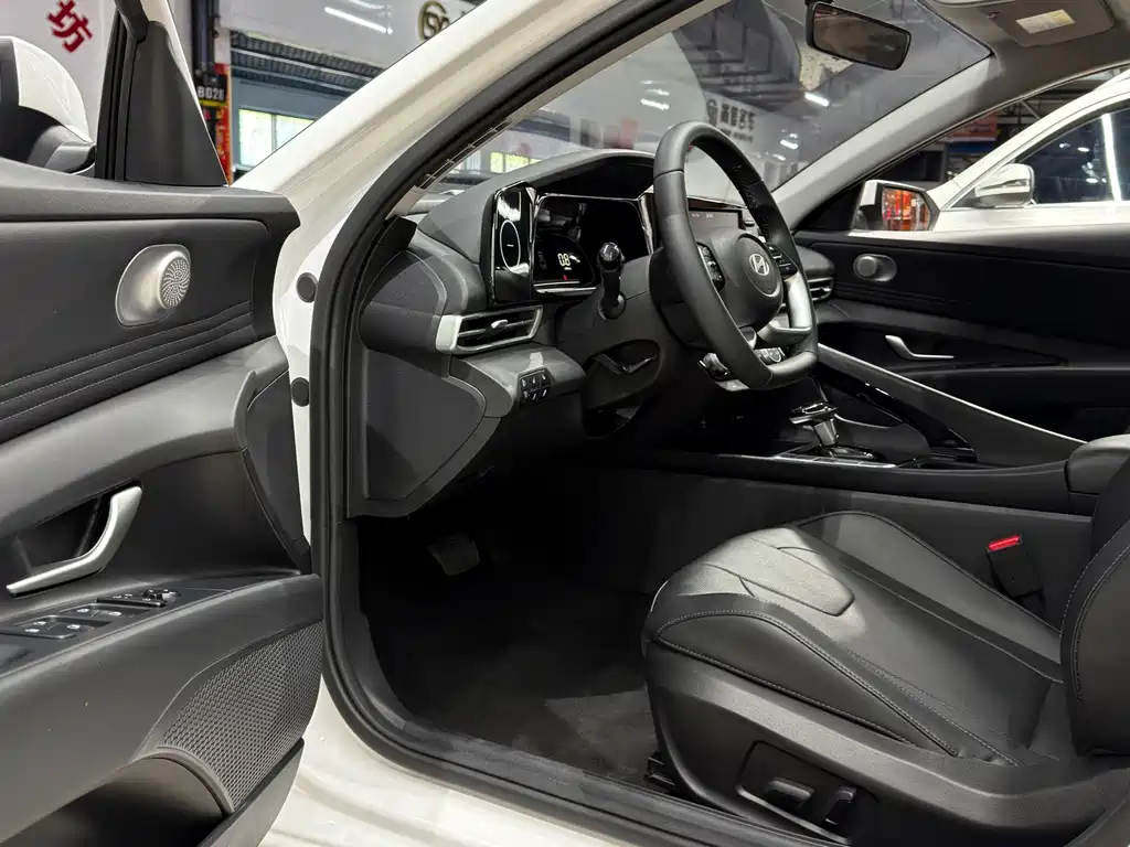 Hyundai Elantra — миниатюра 8