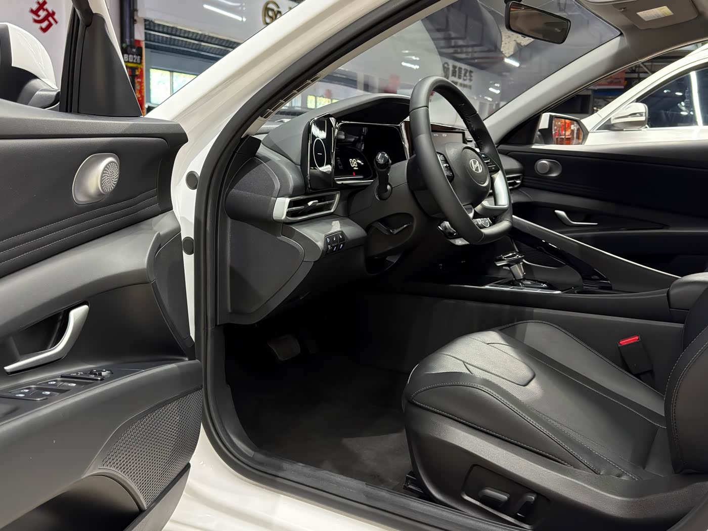 Hyundai Elantra 1.5 л 2023 г. Белый, пробег 28000 км