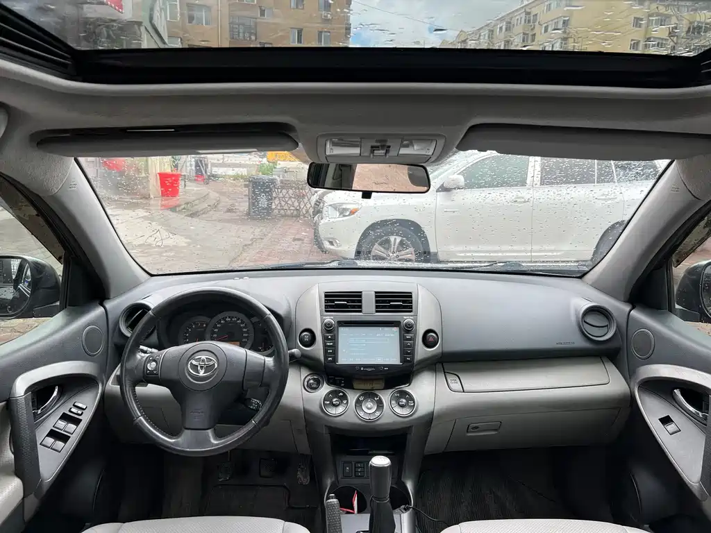 Toyota RAV4 — миниатюра 9