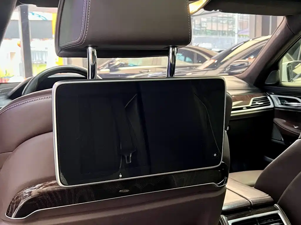 BMW 7 Series — миниатюра 22