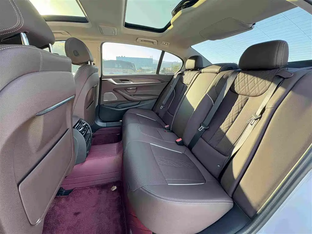 BMW 5 Series — миниатюра 12