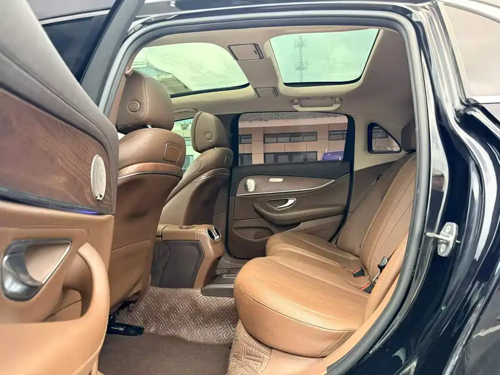 Mercedes-Benz E-Class — миниатюра 6