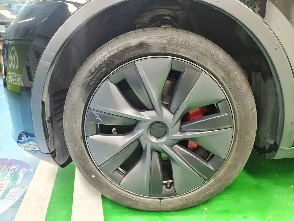 Tesla Model Y — миниатюра 3