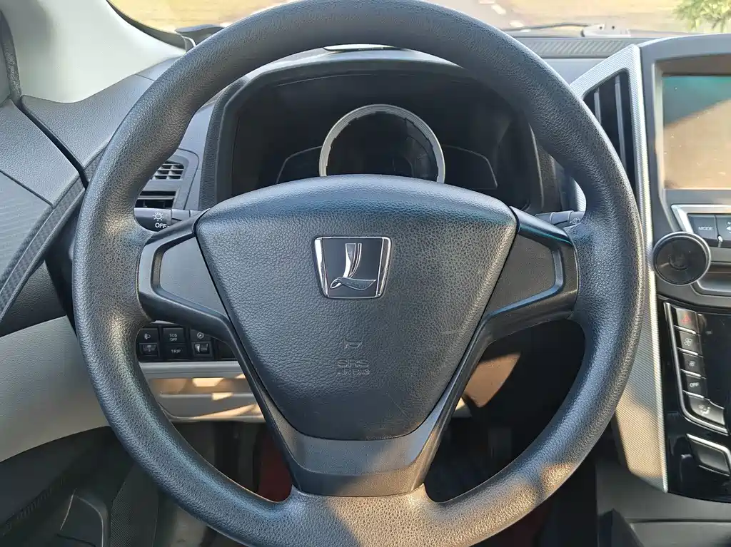 Luxgen U6 — миниатюра 18