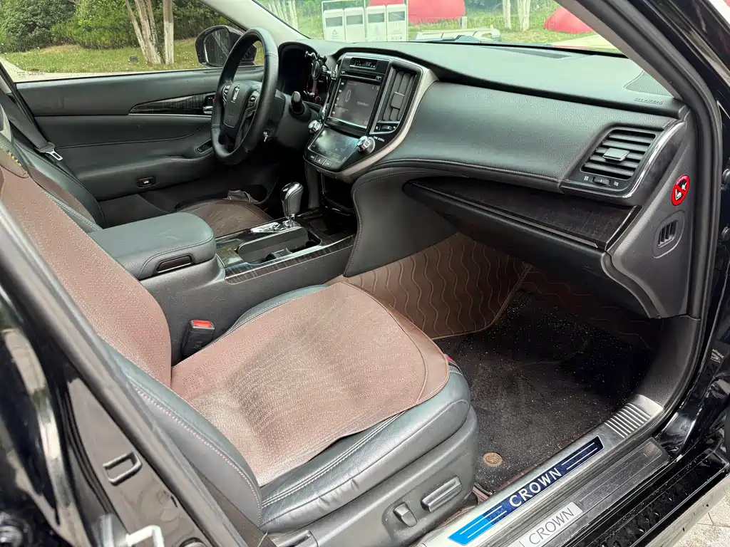Toyota Crown — миниатюра 8