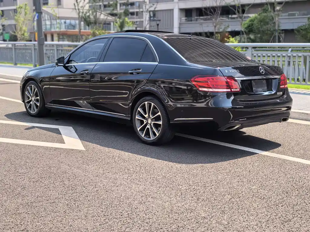 Mercedes-Benz E-Class — миниатюра 5