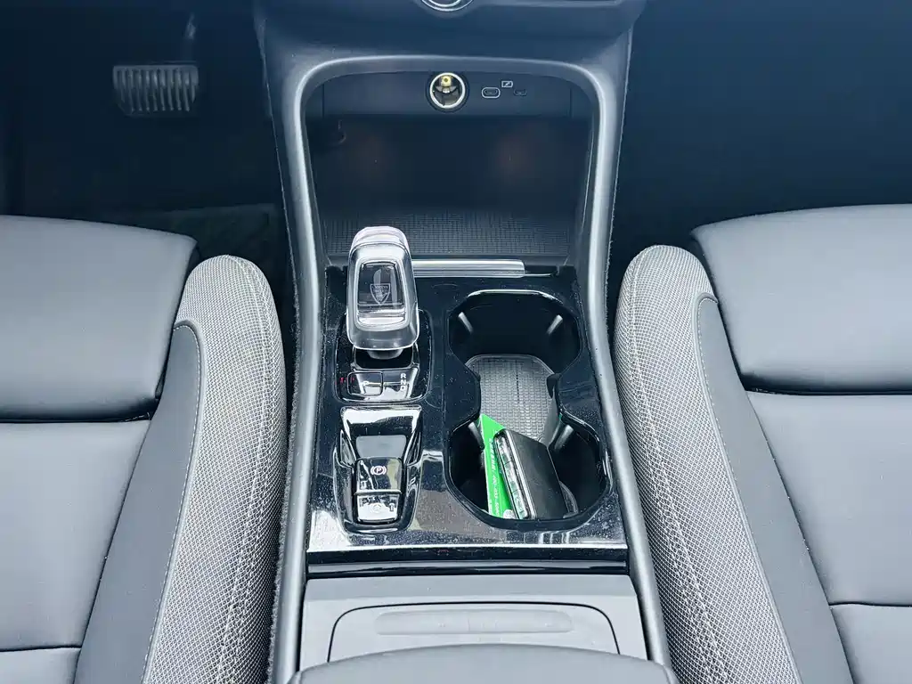 Volvo XC40 — миниатюра 9