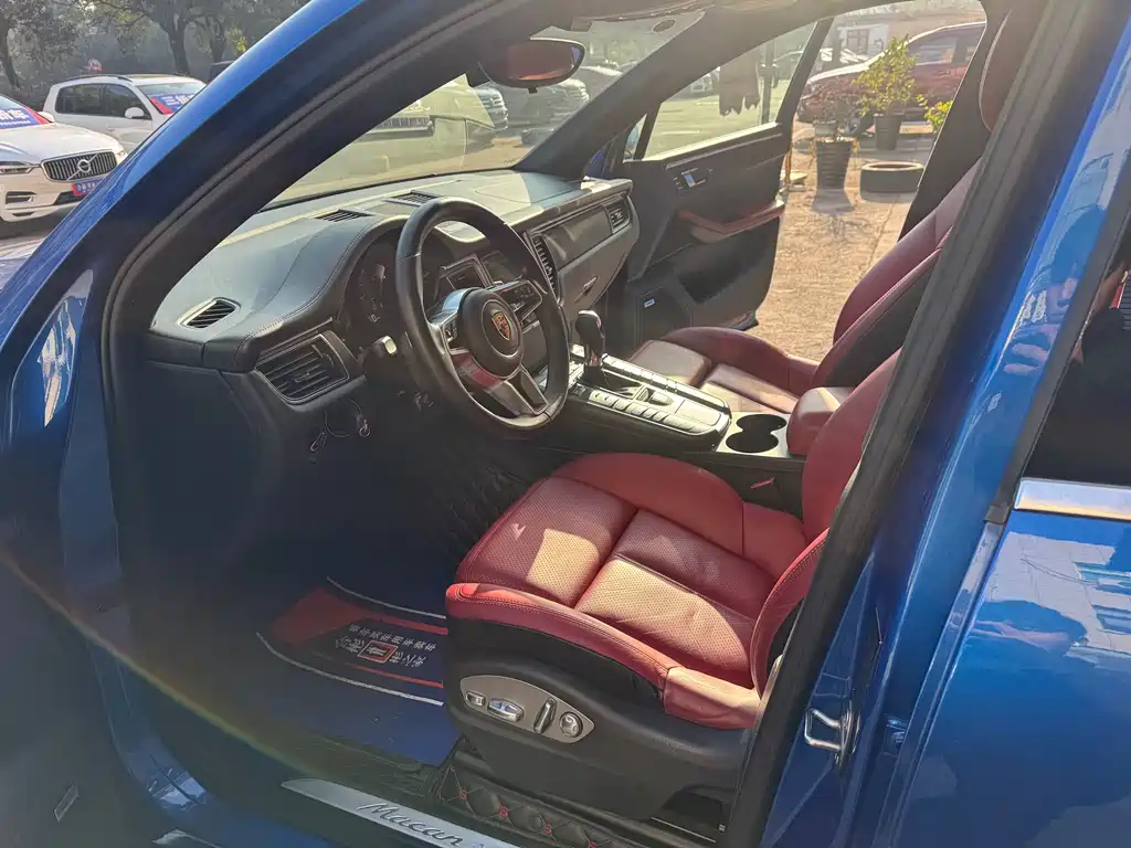 PORSCHE MACAN